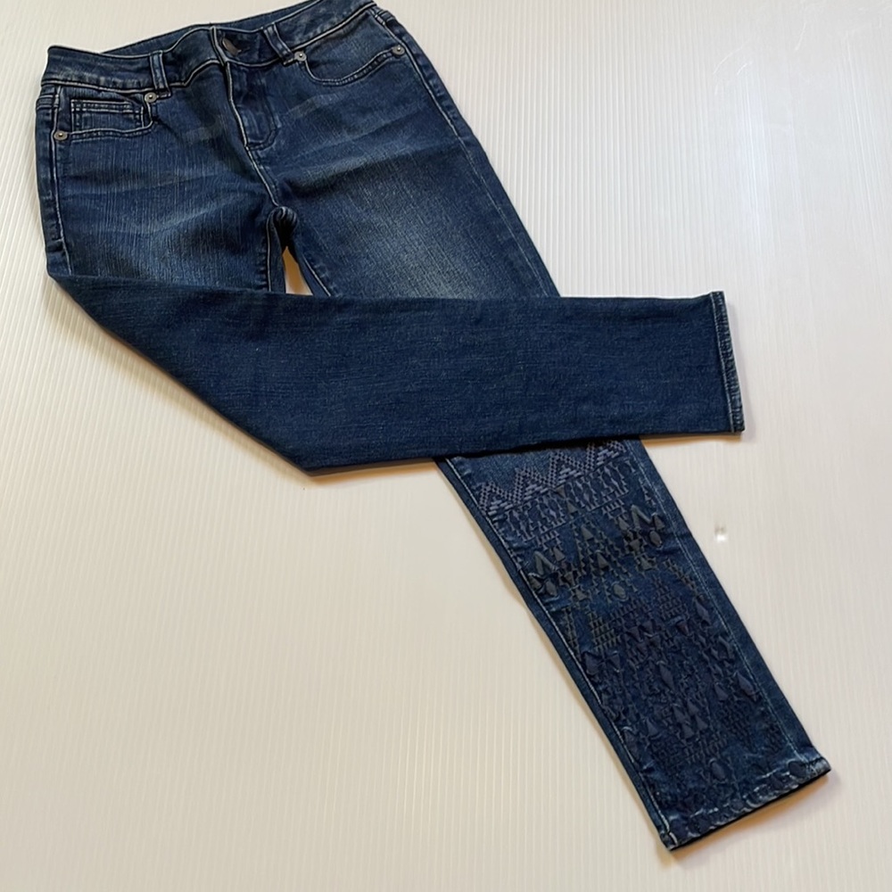 Miss Me Girls skinny ankle blue jean with embroidery detailing. Girls size 8
